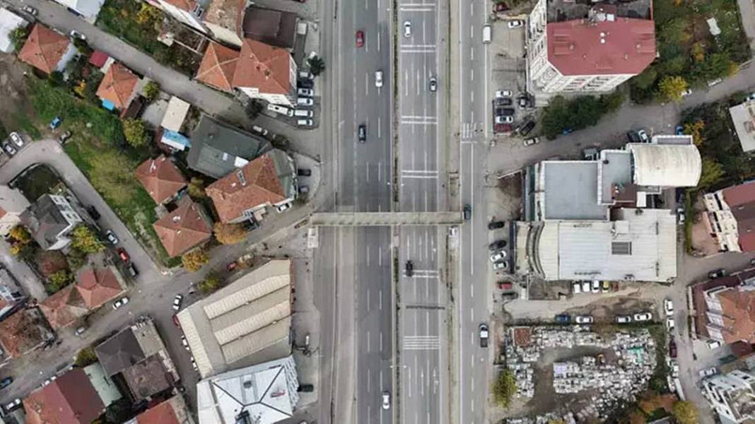 Evinin salonu görününce üst geçidi yıktırdı! 7